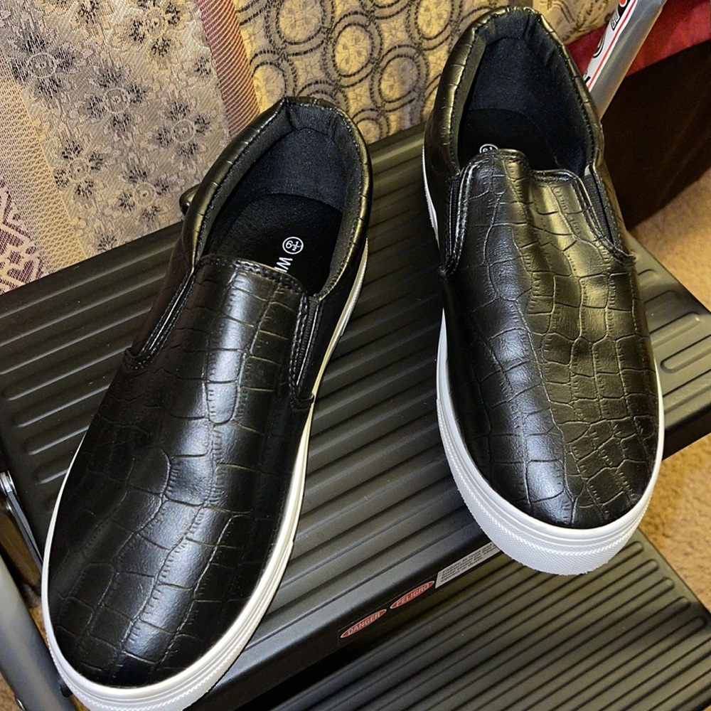 Gently used Wild Diva black slide on.  So cute and comfy